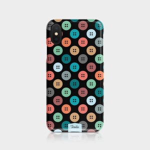 Puede incluir: Una funda de tel&eacute;fono negra con un patr&oacute;n de botones coloridos. La funda tiene una etiqueta blanca con la palabra "Tirista" en ella.