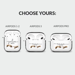 Pode incluir: Tr&ecirc;s estilos diferentes de capas transparentes para Airpods com fundo branco. As capas t&ecirc;m um design de duas m&atilde;os que se alcan&ccedil;am mutuamente, com os nomes "Julia Smith", "Maria Wilson" e "Maria Wilson" escritos nelas.