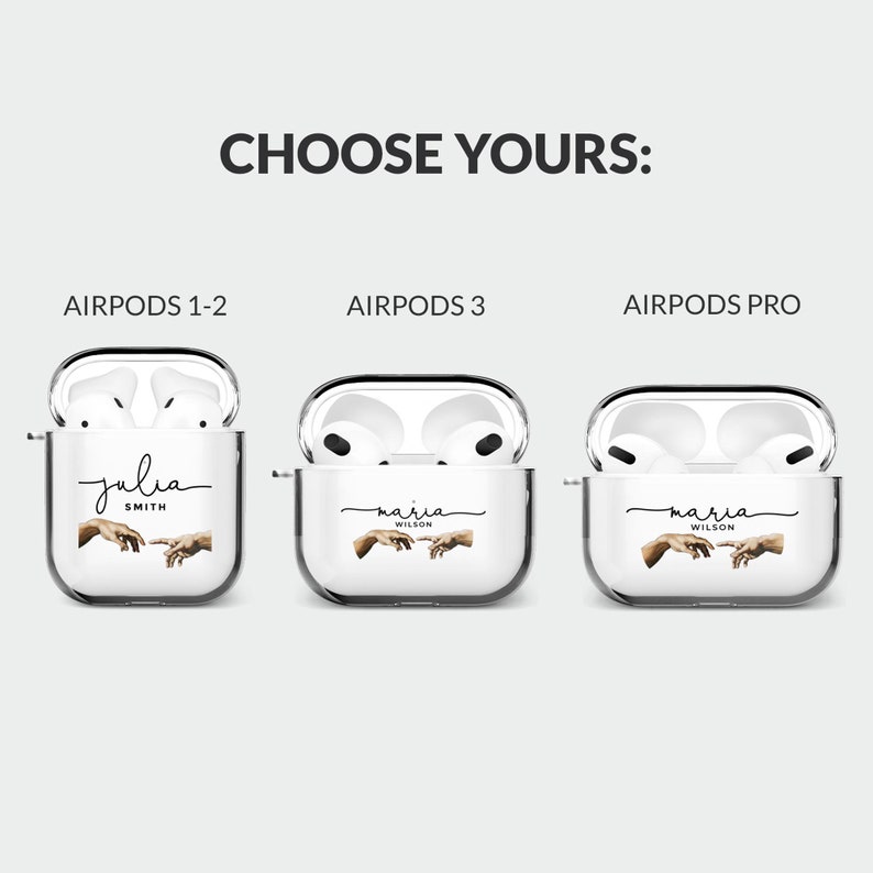 Pode incluir: Tr&ecirc;s estilos diferentes de capas transparentes para Airpods com fundo branco. As capas t&ecirc;m um design de duas m&atilde;os que se alcan&ccedil;am mutuamente, com os nomes "Julia Smith", "Maria Wilson" e "Maria Wilson" escritos nelas.