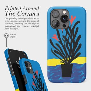 Pu&ograve; includere: Custodia per telefono blu con un design floreale astratto. La custodia presenta un vaso nero con steli neri e fiori rossi su sfondo blu. Il testo "Printed Around The Corners" &egrave; visibile.