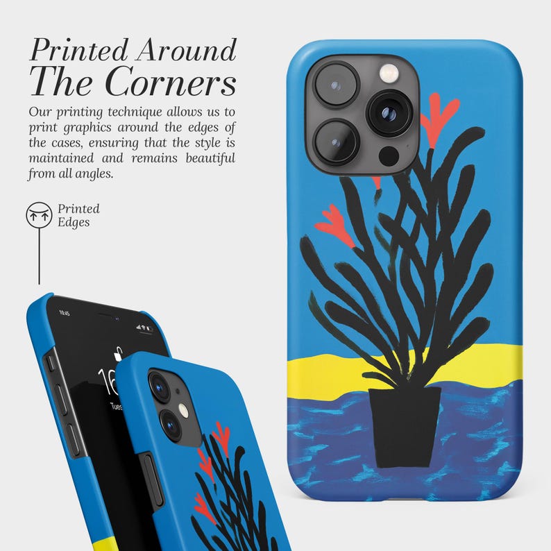 Pu&ograve; includere: Custodia per telefono blu con un design floreale astratto. La custodia presenta un vaso nero con steli neri e fiori rossi su sfondo blu. Il testo "Printed Around The Corners" &egrave; visibile.