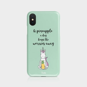 K&ouml;nnte beinhalten: Eine hellgr&uuml;ne Handyh&uuml;lle mit einem wei&szlig;en Einhorn, das einen Ananas h&auml;lt. Der Text auf der H&uuml;lle lautet "A pineapple a day keeps the worries away".