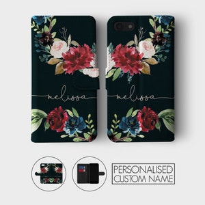 K&ouml;nnte beinhalten: Eine schwarze Handyh&uuml;lle mit einem Blumendesign in Rot-, Rosa- und Blaut&ouml;nen. Die H&uuml;lle hat eine Klappe, die sich &uuml;ber den Bildschirm des Handys klappen l&auml;sst, und ein personalisierter Name, "melissa", ist auf der Vorderseite aufgedruckt.