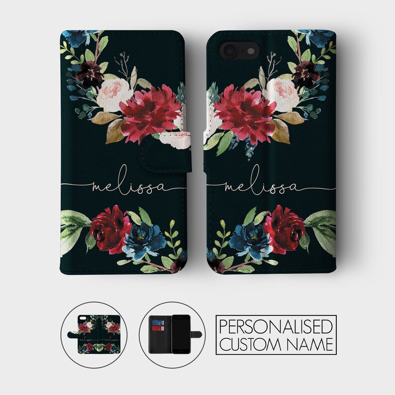 K&ouml;nnte beinhalten: Eine schwarze Handyh&uuml;lle mit einem Blumendesign in Rot-, Rosa- und Blaut&ouml;nen. Die H&uuml;lle hat eine Klappe, die sich &uuml;ber den Bildschirm des Handys klappen l&auml;sst, und ein personalisierter Name, "melissa", ist auf der Vorderseite aufgedruckt.