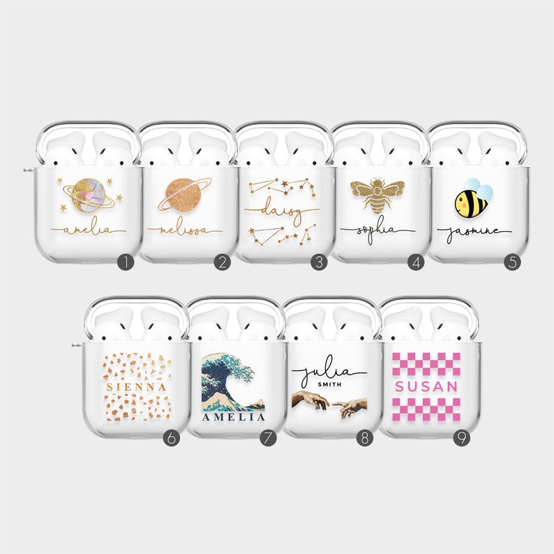 Pode incluir: Nove capas transparentes para Airpods com v&aacute;rios designs e nomes. Os designs incluem planetas, estrelas, abelhas, uma onda, uma m&atilde;o e um padr&atilde;o xadrez. Os nomes incluem Amelia, Melissa, Daisy, Sophia, Jasmine, Sienna, Amelia, Julia Smith e Susan.