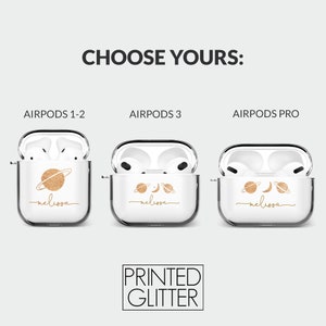 Pode incluir: Tr&ecirc;s capas transparentes para Airpods com um design de glitter dourado que apresenta um planeta e uma lua com o nome "melissa" escrito abaixo. As capas s&atilde;o para Airpods 1-2, Airpods 3 e Airpods Pro. O texto "PRINTED GLITTER" est&aacute; na parte inferior da imagem.