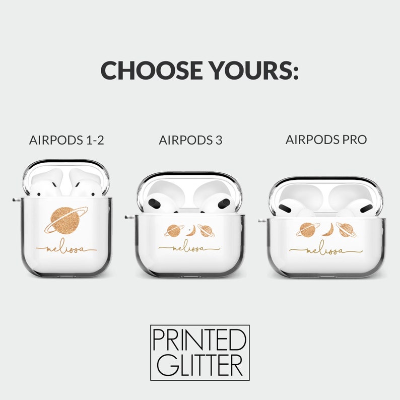 Pode incluir: Tr&ecirc;s capas transparentes para Airpods com um design de glitter dourado que apresenta um planeta e uma lua com o nome "melissa" escrito abaixo. As capas s&atilde;o para Airpods 1-2, Airpods 3 e Airpods Pro. O texto "PRINTED GLITTER" est&aacute; na parte inferior da imagem.