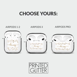 Pode incluir: Tr&ecirc;s capas transparentes para Airpods com um design de glitter dourado e a palavra "daisy" escrita em it&aacute;lico. As capas s&atilde;o para Airpods 1-2, Airpods 3 e Airpods Pro. O texto "PRINTED GLITTER" est&aacute; abaixo das capas.