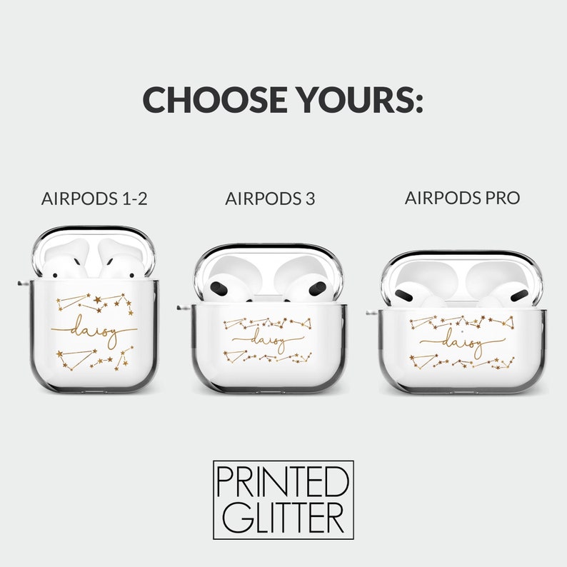 Pode incluir: Tr&ecirc;s capas transparentes para Airpods com um design de glitter dourado e a palavra "daisy" escrita em it&aacute;lico. As capas s&atilde;o para Airpods 1-2, Airpods 3 e Airpods Pro. O texto "PRINTED GLITTER" est&aacute; abaixo das capas.