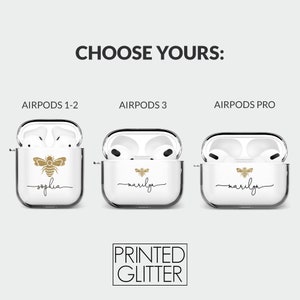 Pode incluir: Tr&ecirc;s capas transparentes para Airpods com uma abelha de glitter dourado e nomes personalizados. As capas s&atilde;o para Airpods 1-2, Airpods 3 e Airpods Pro. O texto "PRINTED GLITTER" est&aacute; abaixo das capas.