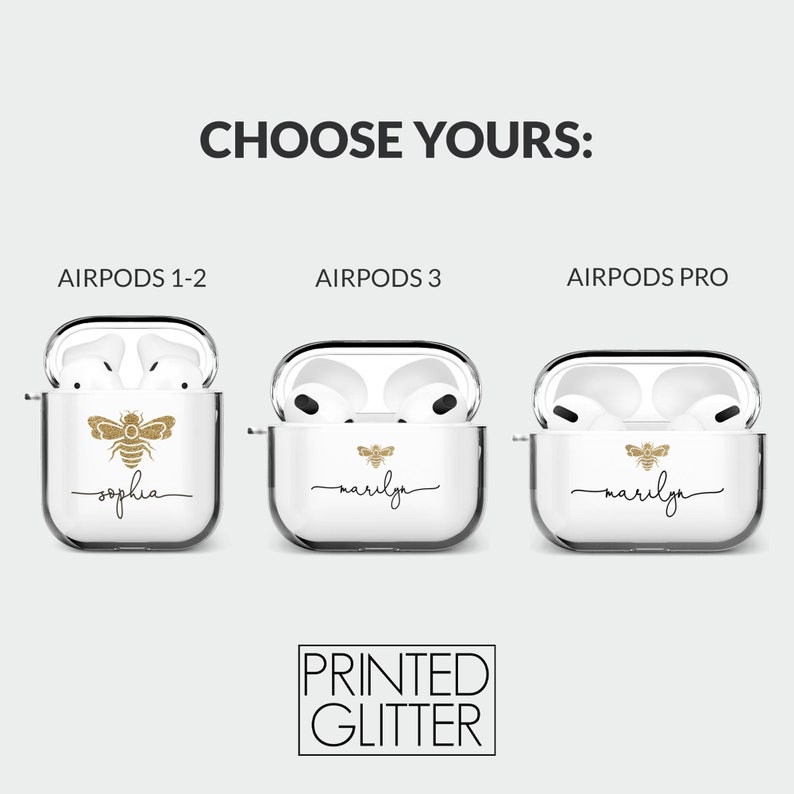 Pode incluir: Tr&ecirc;s capas transparentes para Airpods com uma abelha de glitter dourado e nomes personalizados. As capas s&atilde;o para Airpods 1-2, Airpods 3 e Airpods Pro. O texto "PRINTED GLITTER" est&aacute; abaixo das capas.