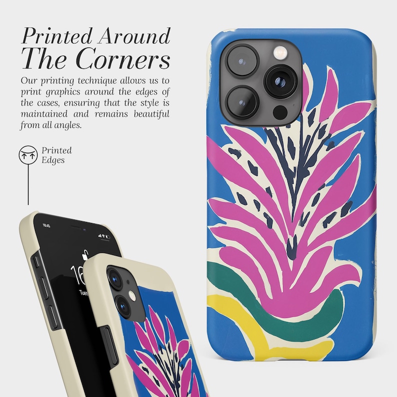 Pu&ograve; includere: Custodia per telefono blu con un vivace design floreale in rosa, bianco, giallo e verde. La custodia presenta un motivo astratto e il testo "Printed Around The Corners". La custodia del telefono &egrave; mostrata da pi&ugrave; angolazioni.