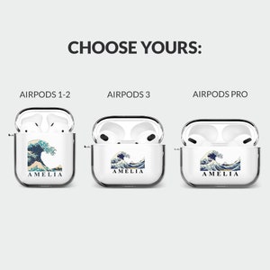 Pode incluir: Tr&ecirc;s estojos de pl&aacute;stico transparente para AirPods, cada um com um nome de modelo diferente: AirPods 1-2, AirPods 3 e AirPods Pro. Cada estojo tem um fundo branco com uma imagem impressa de uma onda azul e o nome "Amelia" em texto preto.