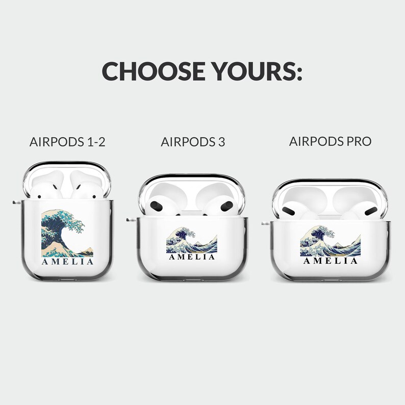 Pode incluir: Tr&ecirc;s estojos de pl&aacute;stico transparente para AirPods, cada um com um nome de modelo diferente: AirPods 1-2, AirPods 3 e AirPods Pro. Cada estojo tem um fundo branco com uma imagem impressa de uma onda azul e o nome "Amelia" em texto preto.