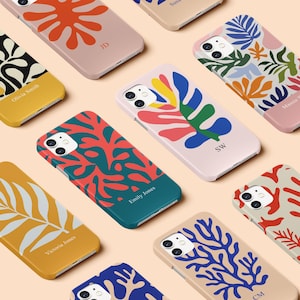 Pode incluir: Uma cole&ccedil;&atilde;o de capas de telefone coloridas com desenhos abstratos de flores e folhas. As capas apresentam v&aacute;rias combina&ccedil;&otilde;es de cores, incluindo vermelho, azul, amarelo e verde, em um fundo claro. Algumas capas t&ecirc;m nomes ou iniciais personalizadas.
