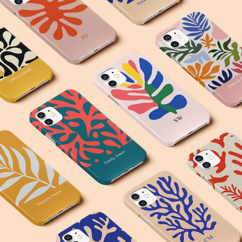 Pode incluir: Uma cole&ccedil;&atilde;o de capas de telefone coloridas com desenhos abstratos de flores e folhas. As capas apresentam v&aacute;rias combina&ccedil;&otilde;es de cores, incluindo vermelho, azul, amarelo e verde, em um fundo claro. Algumas capas t&ecirc;m nomes ou iniciais personalizadas.