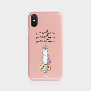 K&ouml;nnte beinhalten: Rosa iPhone H&uuml;lle mit einem wei&szlig;en Einhorn, das einen Koffer mit Urlaubsaufklebern tr&auml;gt und den Text "vacation" dreimal wiederholt.
