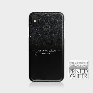 K&ouml;nnte beinhalten: Schwarze iPhone-H&uuml;lle mit glitzerndem Design und dem Namen "jasmine williams" in wei&szlig;er Schrift. Der Text "personalisierter individueller Name" und "gedruckter Glitzer" ist ebenfalls sichtbar.