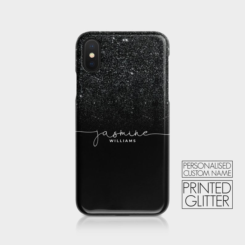 K&ouml;nnte beinhalten: Schwarze iPhone-H&uuml;lle mit glitzerndem Design und dem Namen "jasmine williams" in wei&szlig;er Schrift. Der Text "personalisierter individueller Name" und "gedruckter Glitzer" ist ebenfalls sichtbar.