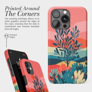 Pu&ograve; includere: Custodie per telefono color corallo con un design paesaggistico colorato con un albero e cespugli. Le custodie hanno una finitura liscia e il testo "Printed Around The Corners". Il design avvolge i bordi delle custodie.