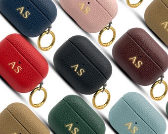 Capa personalizada para AirPods | Capa para AirPods Pro 3 | Capa para AirPods 4 | AirPods 3 | AirPods 2 e 1, com iniciais em relevo dourado em couro vegano.