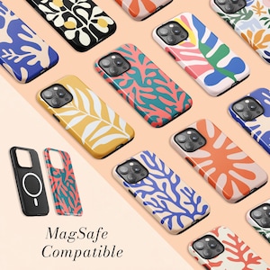 Könnte beinhalten: Eine Sammlung von Smartphone-Hüllen mit verschiedenen abstrakten organischen Mustern in leuchtenden Farben wie Blau, Gelb, Orange und Grün. Eine schwarze Hülle zeigt einen weißen MagSafe-Ring. Der Text MagSafe Compatible ist unten aufgedruckt.