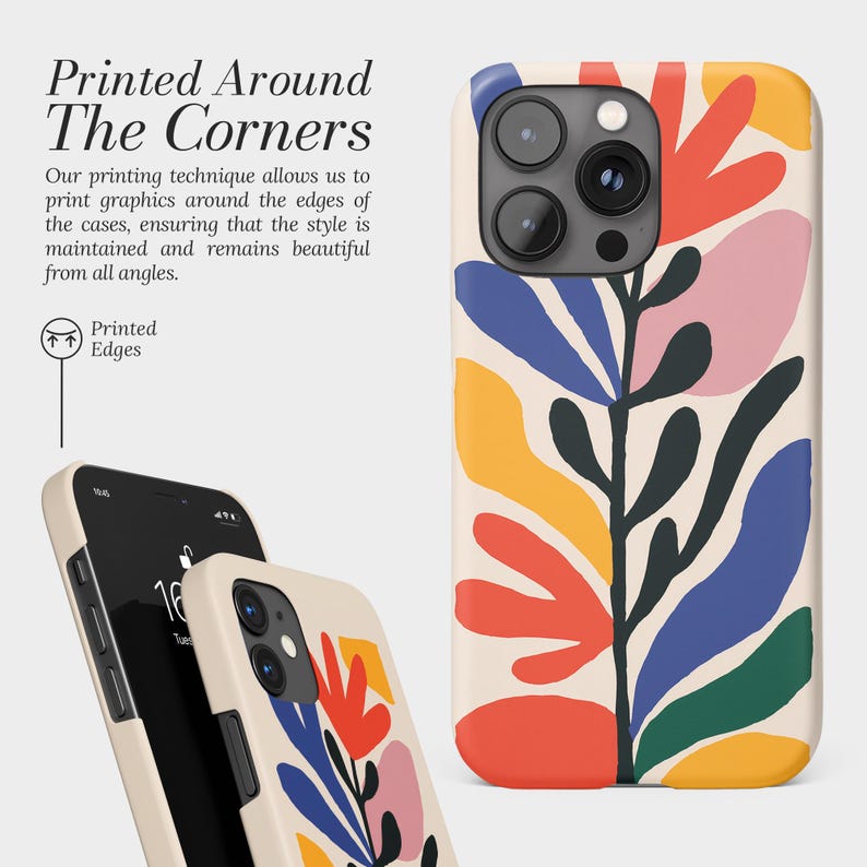 Pu&ograve; includere: Custodia per telefono color crema con un design floreale colorato. Il design presenta forme astratte rosse, blu, gialle e rosa. Il testo "Printed Around The Corners" &egrave; visibile, insieme a una descrizione della tecnica di stampa.