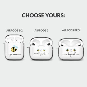 Pode incluir: Tr&ecirc;s capas transparentes de pl&aacute;stico para AirPods com designs diferentes. A capa &agrave; esquerda tem uma abelha e o nome "jasmine" escrito abaixo. A capa do meio tem duas abelhas e o nome "abigail" escrito abaixo. A capa &agrave; direita tem duas abelhas e o nome "abigail" escrito abaixo. O texto "CHOOSE YOURS" est&aacute; no topo da imagem. O texto "AIRPODS 1-2", "AIRPODS 3" e "AIRPODS PRO" est&aacute; abaixo das capas.