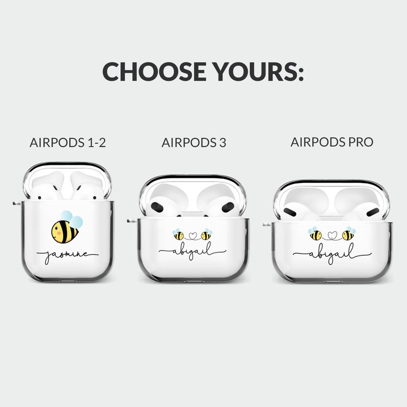 Pode incluir: Tr&ecirc;s capas transparentes de pl&aacute;stico para AirPods com designs diferentes. A capa &agrave; esquerda tem uma abelha e o nome "jasmine" escrito abaixo. A capa do meio tem duas abelhas e o nome "abigail" escrito abaixo. A capa &agrave; direita tem duas abelhas e o nome "abigail" escrito abaixo. O texto "CHOOSE YOURS" est&aacute; no topo da imagem. O texto "AIRPODS 1-2", "AIRPODS 3" e "AIRPODS PRO" est&aacute; abaixo das capas.