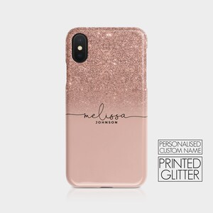 K&ouml;nnte beinhalten: Eine iPhone-H&uuml;lle aus ros&eacute;goldfarbenem Glitzer mit einem personalisierten Namen, "melissa JOHNSON", in schwarzer Schrift. Die H&uuml;lle hat einen Farbverlaufseffekt, mit dunklerem ros&eacute;goldfarbenem Glitzer oben und hellerem ros&eacute;goldfarbenem Glitzer unten. Der Text "PERSONALISED CUSTOM NAME" und "PRINTED GLITTER" ist in Schwarz auf wei&szlig;em Hintergrund gedruckt.