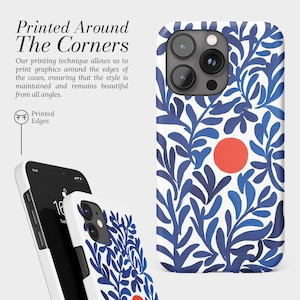 Pu&ograve; includere: Custodia per telefono bianca con design floreale blu e cerchio rosso. Il testo "Printed Around The Corners" &egrave; visibile, insieme ai dettagli sulla tecnica di stampa. La custodia &egrave; mostrata da pi&ugrave; angolazioni.