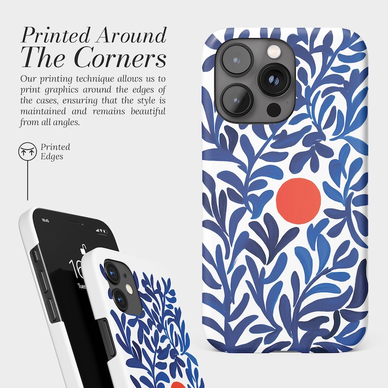 Pu&ograve; includere: Custodia per telefono bianca con design floreale blu e cerchio rosso. Il testo "Printed Around The Corners" &egrave; visibile, insieme ai dettagli sulla tecnica di stampa. La custodia &egrave; mostrata da pi&ugrave; angolazioni.