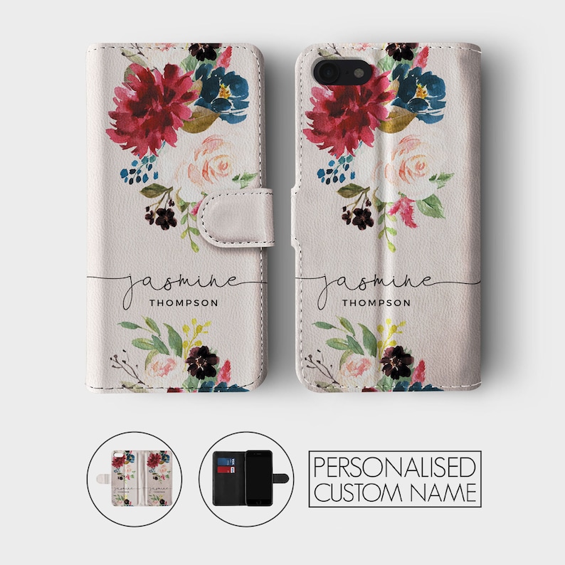 K&ouml;nnte beinhalten: Eine personalisierte Handyh&uuml;lle mit einem Blumendesign in den Farben Rosa, Rot, Blau und Gr&uuml;n. Die H&uuml;lle hat eine Klappe, die den Bildschirm des Handys bedeckt, und einen Platz f&uuml;r Karten. Der Name "jasmine THOMPSON" ist auf der H&uuml;lle aufgedruckt.