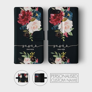 K&ouml;nnte beinhalten: Eine schwarze Handyh&uuml;lle mit einem Blumendesign in Rot-, Wei&szlig;- und Blaut&ouml;nen. Die H&uuml;lle hat eine Klappe, die sich &uuml;ber den Bildschirm des Telefons klappen l&auml;sst. Der Name "Susan Davies" ist auf der H&uuml;lle aufgedruckt.