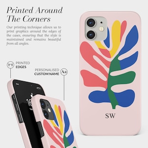 Pode incluir: Uma capa de telefone rosa claro com um design de folha abstrata colorida em vermelho, amarelo, azul e verde. A capa exibe as iniciais "SW" e o texto "Printed Around The Corners". Um smartphone preto &eacute; mostrado com a capa.