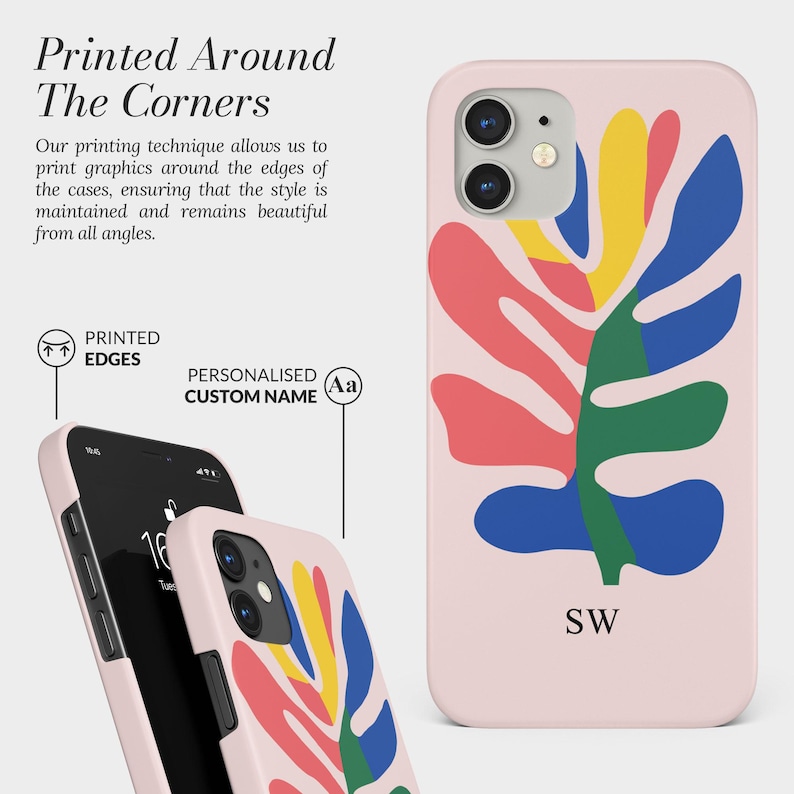 Pode incluir: Uma capa de telefone rosa claro com um design de folha abstrata colorida em vermelho, amarelo, azul e verde. A capa exibe as iniciais "SW" e o texto "Printed Around The Corners". Um smartphone preto &eacute; mostrado com a capa.