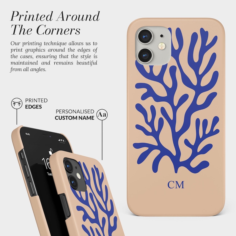Pode incluir: Capa de telefone bege com um design azul semelhante a coral e as iniciais "CM". A capa &eacute; mostrada de v&aacute;rios &acirc;ngulos, com o texto "Printed Around The Corners" e "Personalised Custom Name".