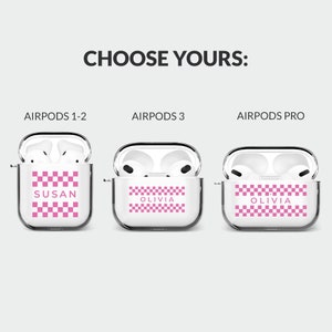 Pode incluir: Tr&ecirc;s capas transparentes para Airpods com designs de xadrez rosa e branco. As capas s&atilde;o etiquetadas como "Airpods 1-2", "Airpods 3" e "Airpods Pro". A capa etiquetada como "Airpods 1-2" tem o nome "Susan" impresso nela. As capas etiquetadas como "Airpods 3" e "Airpods Pro" t&ecirc;m o nome "Olivia" impresso nelas.