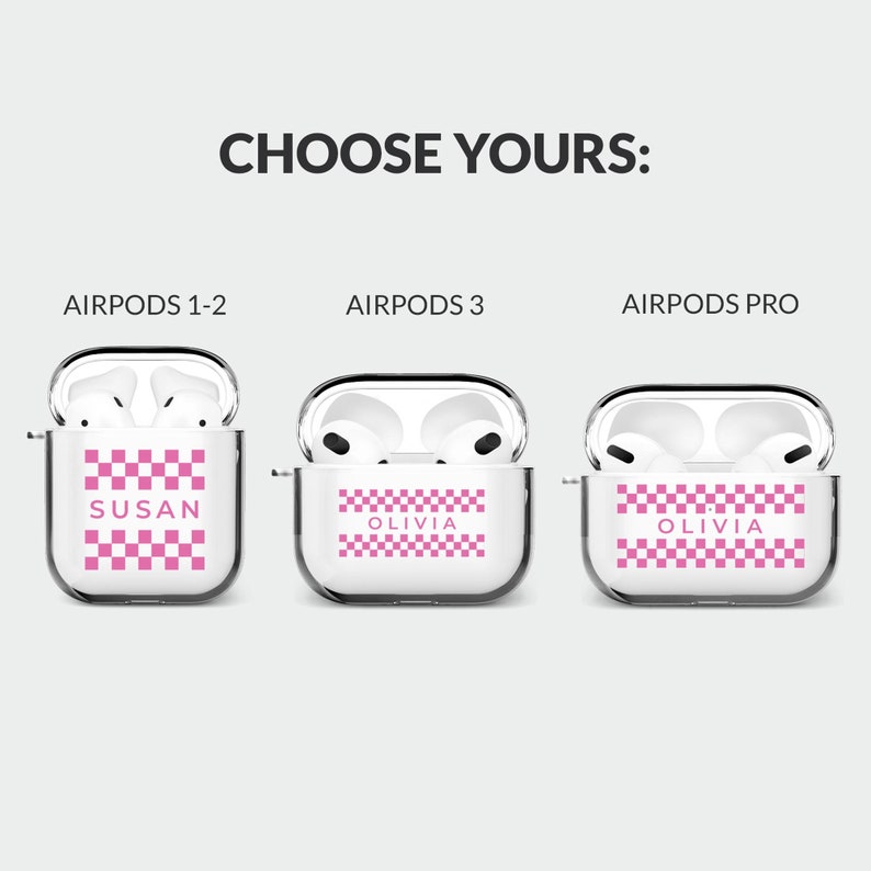 Pode incluir: Tr&ecirc;s capas transparentes para Airpods com designs de xadrez rosa e branco. As capas s&atilde;o etiquetadas como "Airpods 1-2", "Airpods 3" e "Airpods Pro". A capa etiquetada como "Airpods 1-2" tem o nome "Susan" impresso nela. As capas etiquetadas como "Airpods 3" e "Airpods Pro" t&ecirc;m o nome "Olivia" impresso nelas.