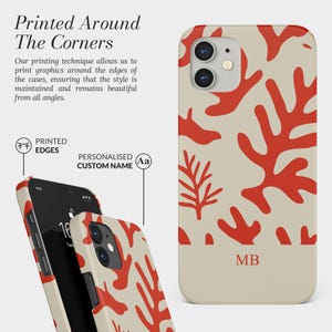 Pode incluir: Capas de telem&oacute;vel com fundo bege e um padr&atilde;o vermelho semelhante a coral. As capas t&ecirc;m o texto "Printed Around The Corners" e as iniciais "MB". As capas s&atilde;o projetadas para imprimir gr&aacute;ficos nas bordas.