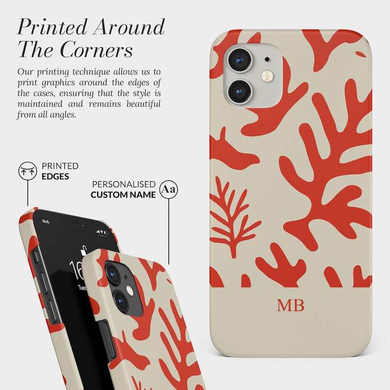 Pode incluir: Capas de telem&oacute;vel com fundo bege e um padr&atilde;o vermelho semelhante a coral. As capas t&ecirc;m o texto "Printed Around The Corners" e as iniciais "MB". As capas s&atilde;o projetadas para imprimir gr&aacute;ficos nas bordas.