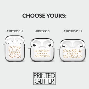 Pode incluir: Tr&ecirc;s capas transparentes para Airpods com um design de glitter dourado e o nome "SIENNA" impresso na frente. As capas s&atilde;o para Airpods 1-2, Airpods 3 e Airpods Pro. O texto "PRINTED GLITTER" est&aacute; impresso abaixo das capas.