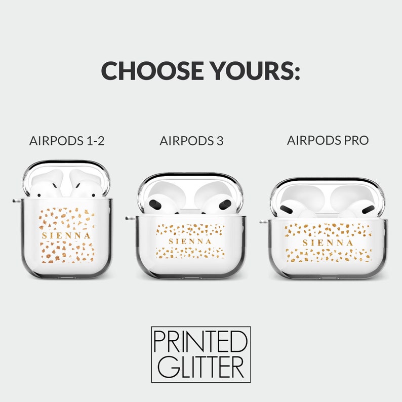 Pode incluir: Tr&ecirc;s capas transparentes para Airpods com um design de glitter dourado e o nome "SIENNA" impresso na frente. As capas s&atilde;o para Airpods 1-2, Airpods 3 e Airpods Pro. O texto "PRINTED GLITTER" est&aacute; impresso abaixo das capas.