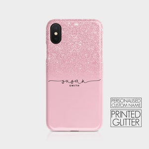 K&ouml;nnte beinhalten: Rosa glitzernde Handyh&uuml;lle mit einem personalisierten Namen, "Susan Smith", auf der R&uuml;ckseite. Die H&uuml;lle ist aus strapazierf&auml;higem Material gefertigt und hat ein elegantes Design.  PERSONALISIERTER BENUTZERDEFINIERTER NAME GEDRUCKTER GLITZER