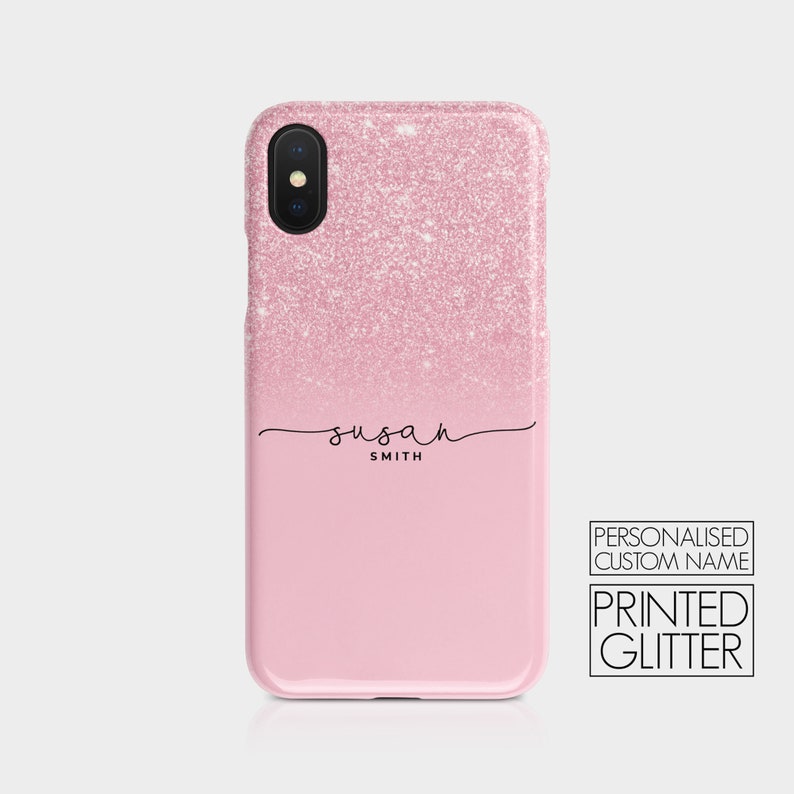 K&ouml;nnte beinhalten: Rosa glitzernde Handyh&uuml;lle mit einem personalisierten Namen, "Susan Smith", auf der R&uuml;ckseite. Die H&uuml;lle ist aus strapazierf&auml;higem Material gefertigt und hat ein elegantes Design.  PERSONALISIERTER BENUTZERDEFINIERTER NAME GEDRUCKTER GLITZER
