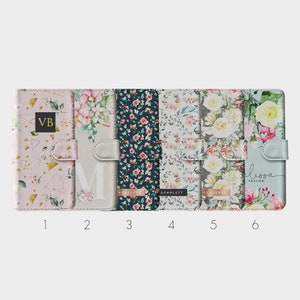 Funda personalizada con iniciales personalizadas, diseño de billetera con diseño floral, rosas frescas y desgastadas, nombre dorado para iPhone 15, 14, 13, 12, 11 SE, 5, 5s, 6, 6s, 7, 8 Plus, X, Xr