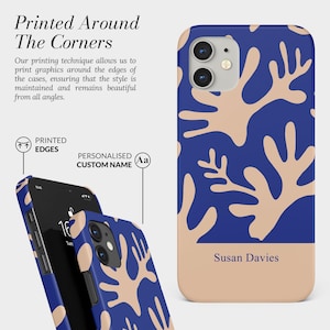 Pode incluir: Capa de telefone azul com um padr&atilde;o bege semelhante a coral. A capa tem o texto "Susan Davies" na parte inferior. O texto "Printed Around The Corners" &eacute; vis&iacute;vel no canto superior esquerdo.
