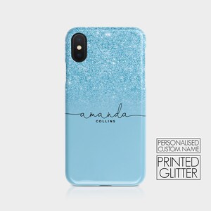 K&ouml;nnte beinhalten: Eine hellblaue Handyh&uuml;lle mit einem Verlaufsmuster aus Glitzer. Die H&uuml;lle tr&auml;gt einen personalisierten Namen, "amanda COLLINS", in schwarzer, kursiv geschriebener Schrift. Der Text "PERSONALISED CUSTOM NAME" und "PRINTED GLITTER" ist ebenfalls auf der H&uuml;lle zu sehen.