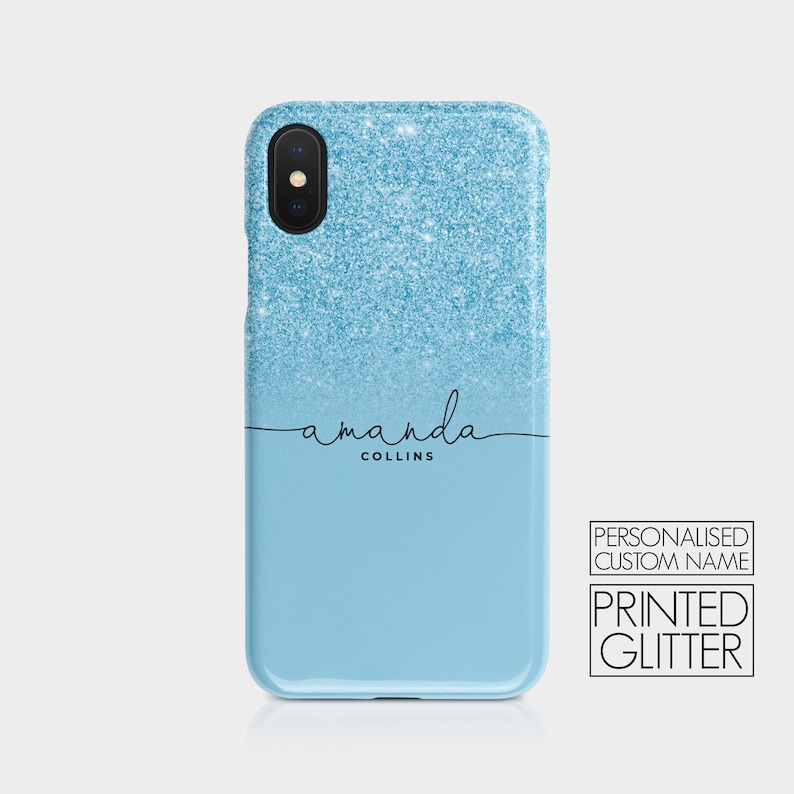 K&ouml;nnte beinhalten: Eine hellblaue Handyh&uuml;lle mit einem Verlaufsmuster aus Glitzer. Die H&uuml;lle tr&auml;gt einen personalisierten Namen, "amanda COLLINS", in schwarzer, kursiv geschriebener Schrift. Der Text "PERSONALISED CUSTOM NAME" und "PRINTED GLITTER" ist ebenfalls auf der H&uuml;lle zu sehen.