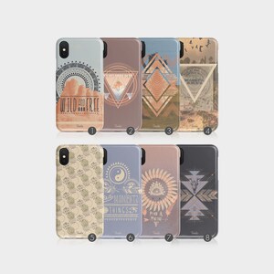 Op de afbeelding: Acht verschillende telefoonhoes-ontwerpen met verschillende patronen en tekst. De ontwerpen omvatten een bergketen met de tekst "Wild and Free", een geometrisch patroon met de tekst "Dream Within", een geometrisch patroon met de tekst "Meaningful Moments", een geometrisch patroon met de tekst "Pre a Tribe", een patroon van bladeren, een yin-yang symbool met de tekst "Good Moments Good Things", een zonnebloem met een oog in het midden en een geometrisch patroon met een wolfskop.